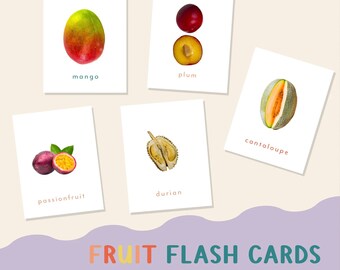 Puede incluir: Un conjunto de tarjetas de memoria de frutas coloridas con imágenes de mango, ciruela, melón, maracuyá y durian. Las tarjetas son blancas con el nombre de la fruta impreso en texto marrón debajo de cada imagen. El texto "FRUIT FLASH CARDS" está impreso en letras de colores en la parte inferior de la imagen, con el texto "56 FRUITS INCLUDED!" impreso debajo.