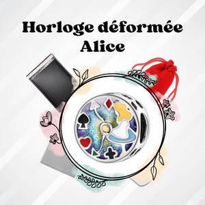 Puede incluir: Un charm de plata con un diseño colorido de Alicia en el país de las maravillas. El charm presenta una imagen central de Alicia, rodeada de palos de cartas y un fondo estrellado. El texto "Horloge déformée Alice" está encima del charm.
