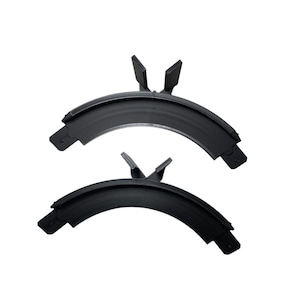 Op de afbeelding: Twee zwarte gebogen spoorstukken van plastic met een V-vormige connector aan elk uiteinde.