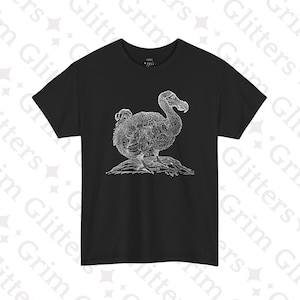 Könnte beinhalten: Schwarzes T-Shirt mit einer detaillierten weißen Illustration eines Dodo-Vogels. Der Vogel ist auf einem kleinen Hügel dargestellt. Das Shirt hat einen Rundhalsausschnitt und kurze Ärmel. Das Design ist eine detaillierte Strichzeichnung.