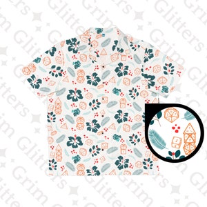 Puede incluir: Una camisa blanca de manga corta con botones y estampado tropical con dados naranjas, hojas verdes y bayas rojas.