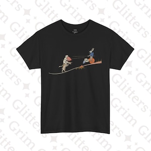 Op de afbeelding: Zwart T-shirt met een middeleeuwse illustratie van een konijn op een slak, getrokken door een hondachtig wezen. Het konijn draagt een blauwe jas en hoed. Het wezen draagt een rood object. Het shirt heeft een ronde hals.