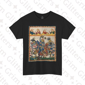 Puede incluir: Camiseta negra con una ilustración medieval de caballeros a caballo luchando. La ilustración está enmarcada con un borde colorido y representa a cuatro caballeros con armadura, dos a caballo y dos a pie, luchando con espadas. Los caballeros llevan armaduras rojas, azules y verdes. El fondo es un cielo azul claro con un castillo blanco en la distancia.