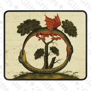 Puede incluir: Una ilustración vintage de un dragón verde con alas naranjas mordiéndose la cola, formando un círculo alrededor de un árbol con hojas verdes. El dragón está representado sobre un fondo crema con una superficie texturizada.