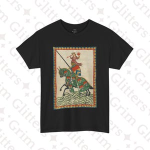 Puede incluir: Camiseta negra con una ilustración medieval de un caballero a caballo. El caballero lleva armadura y sostiene una espada. El caballo es blanco con detalles verdes y rojos. La ilustración está enmarcada en un borde dorado.
