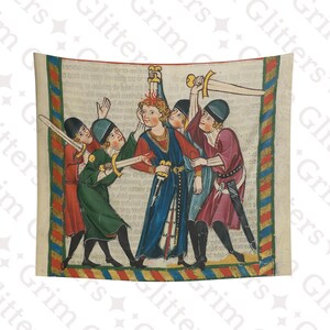 Peut inclure: Une illustration de manuscrit médiéval représentant une scène de violence. Quatre personnages sont représentés, dont trois attaquent le quatrième. Les agresseurs brandissent des épées et semblent vêtus de vêtements médiévaux. La victime porte une robe bleue et a une auréole rouge autour de la tête. L'illustration est peinte dans des couleurs vives sur un fond de parchemin.