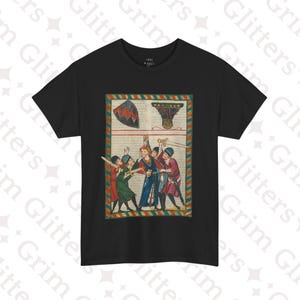 Puede incluir: Una camiseta negra con una ilustración medieval de una escena con cinco personas, dos sosteniendo espadas, y un escudo y una corona en el fondo. La ilustración está enmarcada en un borde colorido.