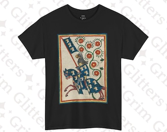 Pode incluir: Camiseta preta com uma ilustração medieval de um cavaleiro a cavalo. O cavaleiro está vestindo uma armadura azul e um capacete vermelho. O cavalo é branco com uma sela vermelha. A ilustração é cercada por uma borda vermelha e branca.