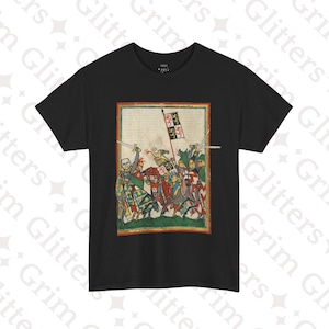 Puede incluir: Camiseta negra con una ilustración de una escena de batalla medieval. La obra de arte representa caballeros con armaduras coloridas luchando con espadas, una bandera con un escudo y texto. La camiseta es de cuello redondo.