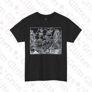 Puede incluir: Camiseta negra con un gráfico blanco detallado de esqueletos bailando al estilo vintage. El diseño muestra figuras en varias poses, creando una escena dinámica y macabra. La camiseta es de cuello redondo clásico.