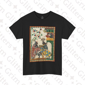 Puede incluir: Camiseta negra con una ilustración de estilo medieval de tres figuras en un escenario de castillo. La ilustración presenta un caballero a caballo, otra figura con armadura y una tercera figura mirando por una ventana. La ilustración está rodeada por un borde colorido.