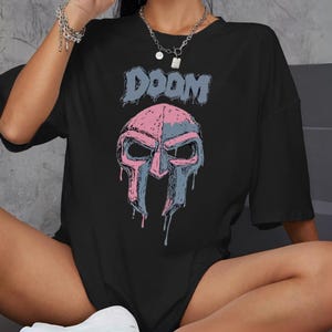 Maglietta MF DOOM / Maglietta Hip Hop Rap / Maglietta con grafica in stile vintage / Merchandising con maschera DOOM / Maglietta da rapper underground / Regalo musicale unisex