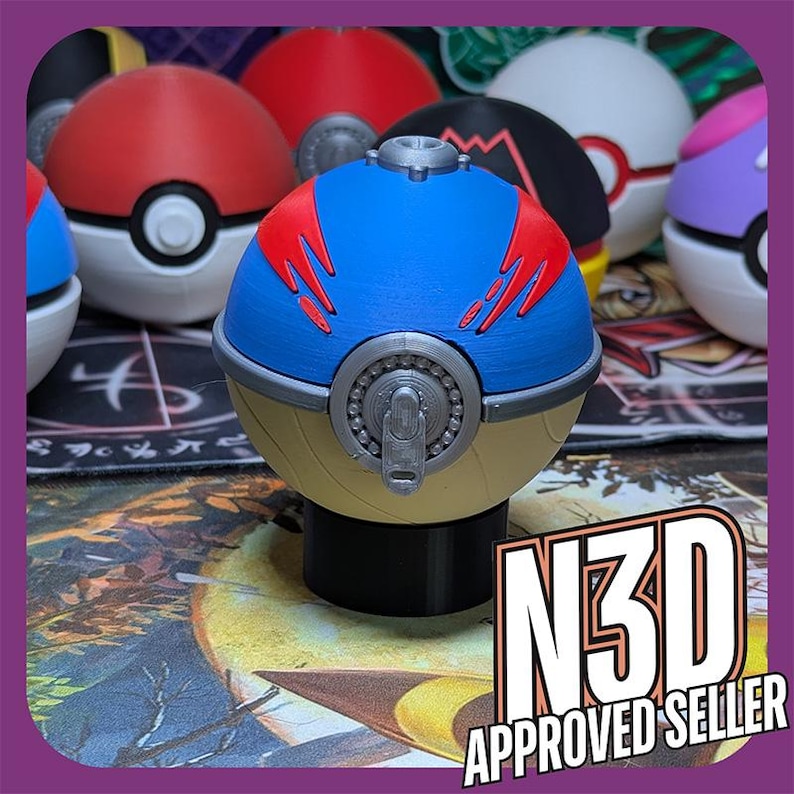 Op de afbeelding: Een blauwe en rode Pok&eacute;bal met een zilveren sluiting en een witte basis. De Pok&eacute;bal is een 3D-geprint replica van een populair videogame-item.