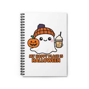 Può includere: Quaderno a spirale con un fantasma dei cartoni animati che tiene in mano una zucca e un caffè, con la scritta "MY HAPPY PLACE IS HALLOWEEN". Il fantasma indossa un cappello arancione e marrone. Il quaderno ha una copertina bianca e una rilegatura a spirale argentata.