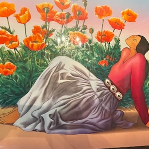 Könnte beinhalten: Eine Frau in einem langen, fließenden, hellblauen Rock und einem roten Oberteil mit einem silbernen Gürtel liegt in einem Feld mit orangefarbenen Mohnblumen. Die Frau schaut zum Himmel.