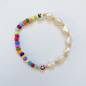 Pulseira inicial e sorridente, meia conta, meia pérola, alfabeto personalizado, pulseira de contas de arco-íris da amizade, presente