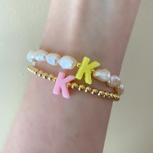 Pulsera de cuentas de 4 mm con letras del alfabeto iniciales, rellena de oro de 14 quilates o perlas de agua dulce, elástica, personalizada, de colores pastel, amistad, tendencia