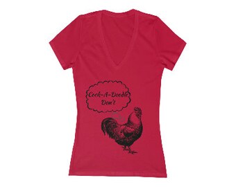Puede incluir: Una camiseta roja de cuello en V con una ilustración en blanco y negro de un gallo con un globo de pensamiento que dice "Cock-A-Doodle Don't".