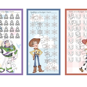 Può includere: Tre fogli colorati per il monitoraggio del budget con personaggi dei cartoni animati e icone a tema. Buzz Lightyear, Woody e Jessie sono raffigurati insieme a razzi, distintivi da sceriffo e ferri di cavallo. Ogni foglio ha il testo "Stefs on a Budget Each:"