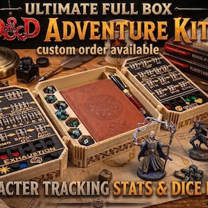 Può includere: Un kit di avventura D&D Ultimate Full Box con ordine personalizzato disponibile. Il kit include statistiche di tracciamento dei personaggi e un dado, un diario, dadi e figurine in miniatura. Il kit è beige e nero con dettagli dorati.