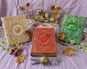 Boîte à dés magnétique en forme de grimoire de feu, porte-dés de feu, accessoires de jeu de rôle 3D, figurine miniature aléatoire offerte | Fates End