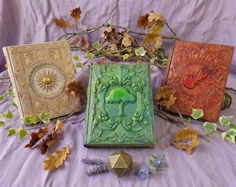 Boîte à dés magnétique en forme de grimoire de magie naturelle, porte-dés de druide, accessoires de jeu de rôle 3D, figurine miniature aléatoire offerte | Fates End