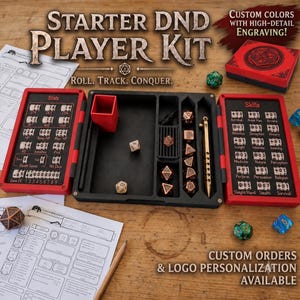 Puede incluir: Un kit de jugador DND negro y rojo con rastreador de estadísticas, rastreador de habilidades, almacenamiento de dados y un bolígrafo de metal. El kit incluye dados poliédricos, un cubilete rojo y hojas de personaje. Texto: STARTER DND PLAYER KIT, ROLL. TRACK. CONQUER.
