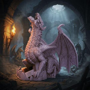 Può includere: Statua di drago viola chiaro, con bocca aperta e ali spiegate, posata su una base di pietra con la scritta "KEEP OUT". Lo sfondo mostra un'ambientazione di dungeon con altre figure di drago e illuminazione con torce.