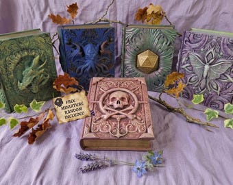 Boîte à dés magnétique en forme de crâne de pirate, porte-dés crâne de pirate, accessoires de jeu de rôle 3D, figurine aléatoire gratuite incluse | Fates End