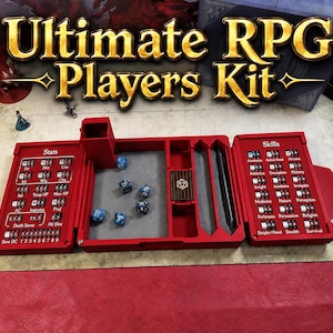Puede incluir: Un organizador de mesa rojo de plástico para juegos de rol que incluye una torre de dados central y bandeja, paneles laterales con diales numéricos giratorios para seguir estadísticas y habilidades, un espacio para bolígrafo y un tarjetero. Dados azules incluidos.