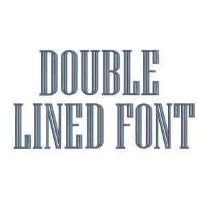 Puede incluir: El texto DOUBLE LINED FONT se muestra en una tipografía azul con remates y doble contorno. Las letras presentan un patrón de puntadas verticales distintivo, creando una apariencia texturizada que imita el bordado sobre fondo blanco.