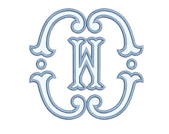 Könnte beinhalten: Ein hellblau gesticktes Monogramm mit dem Buchstaben "W" in einem dekorativen Rahmen. Der Rahmen hat ein Scroll-Design mit abgerundeten Kanten und kleinen Kreisen. Das Design befindet sich auf weißem Hintergrund.