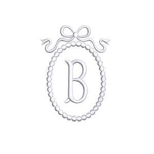 Puede incluir: Diseño bordado blanco con la letra "B" dentro de un óvalo de perlas, coronado por un lazo y cintas. El diseño es limpio y elegante, adecuado para diversas aplicaciones.