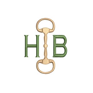Peut inclure: Motif brodé avec les lettres "H" et "B" encadrant un mors de cheval beige et doré. Les lettres sont vertes et le motif est sur fond blanc.