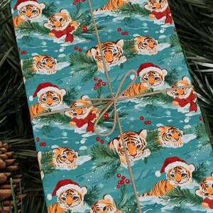 Papier cadeau pour les fêtes de petits tigres Adorable emballage de Noël avec des tigres espiègles dans des chapeaux de père Noël, papier de qualité supérieure de 90 g/m² pour les amoureux des animaux
