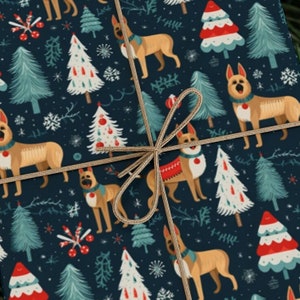 Puede incluir: Papel de regalo azul con un patr&oacute;n repetido de perros marrones que llevan su&eacute;teres navide&ntilde;os rojos y blancos, pinos verdes y copos de nieve blancos.