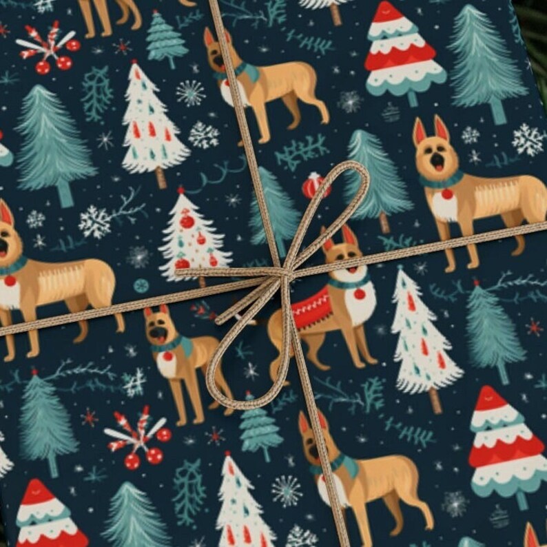 Puede incluir: Papel de regalo azul con un patr&oacute;n repetido de perros marrones que llevan su&eacute;teres navide&ntilde;os rojos y blancos, pinos verdes y copos de nieve blancos.