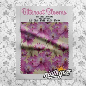 Puede incluir: Una muestra de tela con un diseño floral de flores rosas y moradas con centros amarillos. El texto "Bitteroot Blooms" está en la parte superior, con opciones de tamaño a continuación. El logotipo de "ninthyear" está en la parte inferior.