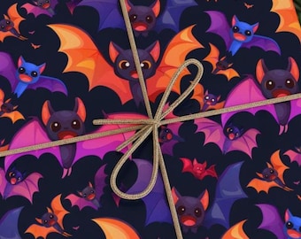 Op de afbeelding: Een zwarte achtergrond met een herhalend patroon van vleermuizen met oranje, paarse en roze vleugels. De vleermuizen hebben witte ogen en glimlachen. De vleermuizen vliegen in verschillende richtingen.