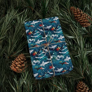 Carta da regalo di Natale con squali, carta da regalo per le feste sottomarine con squali, scena oceanica festiva, carta da regalo natalizia nautica unica