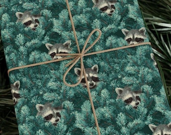 Rouleau de papier cadeau de Noël Trash Panda | Emballage cadeau drôle de raton laveur avec une forêt d'arbres à feuilles persistantes et des méfaits des Fêtes | Papier premium 90 g/m²