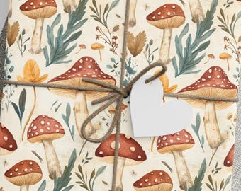 Pastellpilz Geschenkpapier | Vintage Forest Geschenkverpackungen mit Fliegenpilzen und botanischem Design auf cremefarbenem Hintergrund