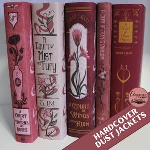 Op de afbeelding: Een verzameling hardcover boeken met decoratieve stofomslagen. De ruggen zijn in verschillende tinten roze en bordeauxrood, met bloemen- en botanische ontwerpen. Titels zijn onder meer "A Court of Thorns and Roses". De tekst "HARDCOVER DUST JACKETS" is zichtbaar.