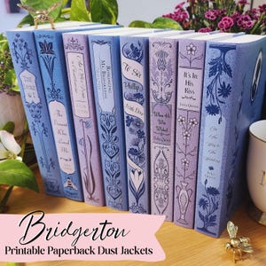 Pode incluir: Um conjunto de oito livros de bolso com capas roxas e azuis que apresentam desenhos florais e títulos como "The Duke & I", "Romancing Mr. Bridgerton", "To Sir Phillip", "When He Was Wicked" e "It's In His Kiss". Os livros estão dispostos verticalmente e têm uma etiqueta "Bridgerton" na parte inferior.