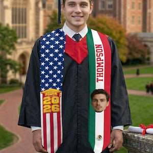 Può includere: Un laureato con cappello e toga neri, che indossa una fascia di laurea con il design della bandiera americana e la scritta "CLASS OF 2026". La fascia presenta anche la bandiera messicana e il nome "THOMPSON". È visibile un diploma.