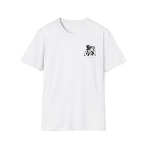 Könnte beinhalten: Weißes T-Shirt mit einer schwarz-weißen Illustration eines Astronauten auf der linken Brust. Der Text "#neverstop" befindet sich unter dem Astronauten.