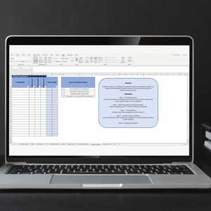 Może przedstawiać: Laptop wyświetlający arkusz kalkulacyjny z niebieskim tłem. Arkusz kalkulacyjny zawiera kolumny dla "Wymagania", "Szacowany czas", "Uwagi" i "Klucz do szacowania czasu". Arkusz kalkulacyjny zawiera również sekcję dla "Uwagi" z niebieskim tłem.
