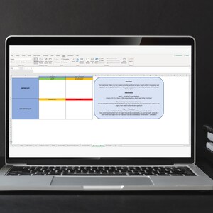 Può includere: Uno schermo di computer portatile che mostra un foglio di calcolo con celle colorate. Il foglio di calcolo è intitolato "Matrice decisionale". Il foglio di calcolo ha colonne per "Criteri", "Peso", "Punteggio" e "Classifica". Il foglio di calcolo ha anche righe per "Prodotto A", "Prodotto B" e "Prodotto C". Il foglio di calcolo viene utilizzato per aiutare a prendere decisioni su quale prodotto scegliere.