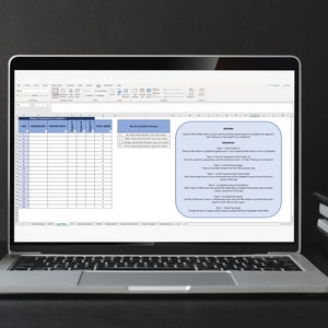 Può includere: Un computer portatile che mostra un foglio di calcolo con uno sfondo blu. Il foglio di calcolo ha colonne per "Settimana", "Vendite", "Resi", "Vendite nette", "Costo dei beni venduti", "Margine lordo", "Spese di marketing", "Spese operative", "Utile netto", "Inventario", "Crediti", "Debiti" e "Flusso di cassa". Il foglio di calcolo è intitolato "Report delle vendite settimanali".