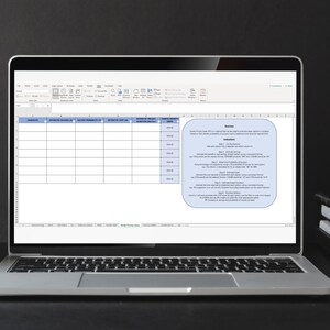 Może przedstawiać: Laptop wyświetlający arkusz kalkulacyjny z niebieskim nagłówkiem i polem tekstowym zawierającym informacje o produkcie. Pole tekstowe jest jasnoniebieskie z białą ramką. Laptop znajduje się na czarnej powierzchni z czarnym kubkiem do kawy i stosem książek po prawej stronie.